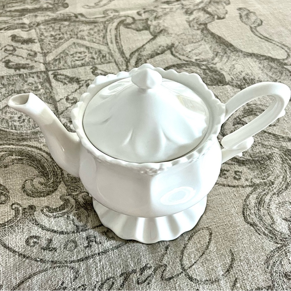 NWT GRACE'S TEAWARE EUROPEAN STYLE CERAMIC VICTORIAN OFF WHITE TEA/COFFEE POT - Picture 14 of 14